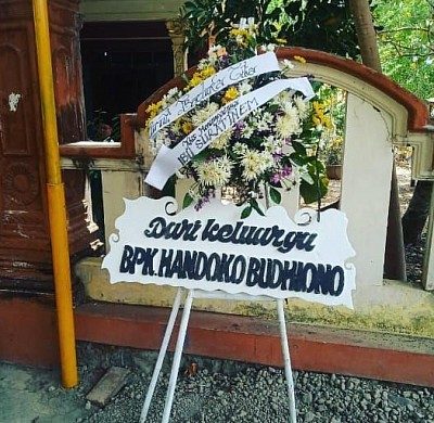 Crans duka cita rangkaian bunga kaki bambu